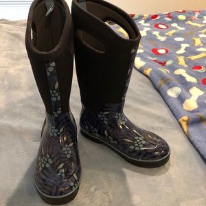 Size 7 like new Bogs